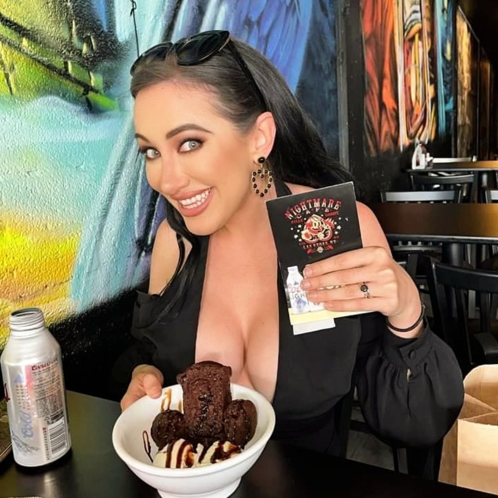 Meet your Posher, Devanny